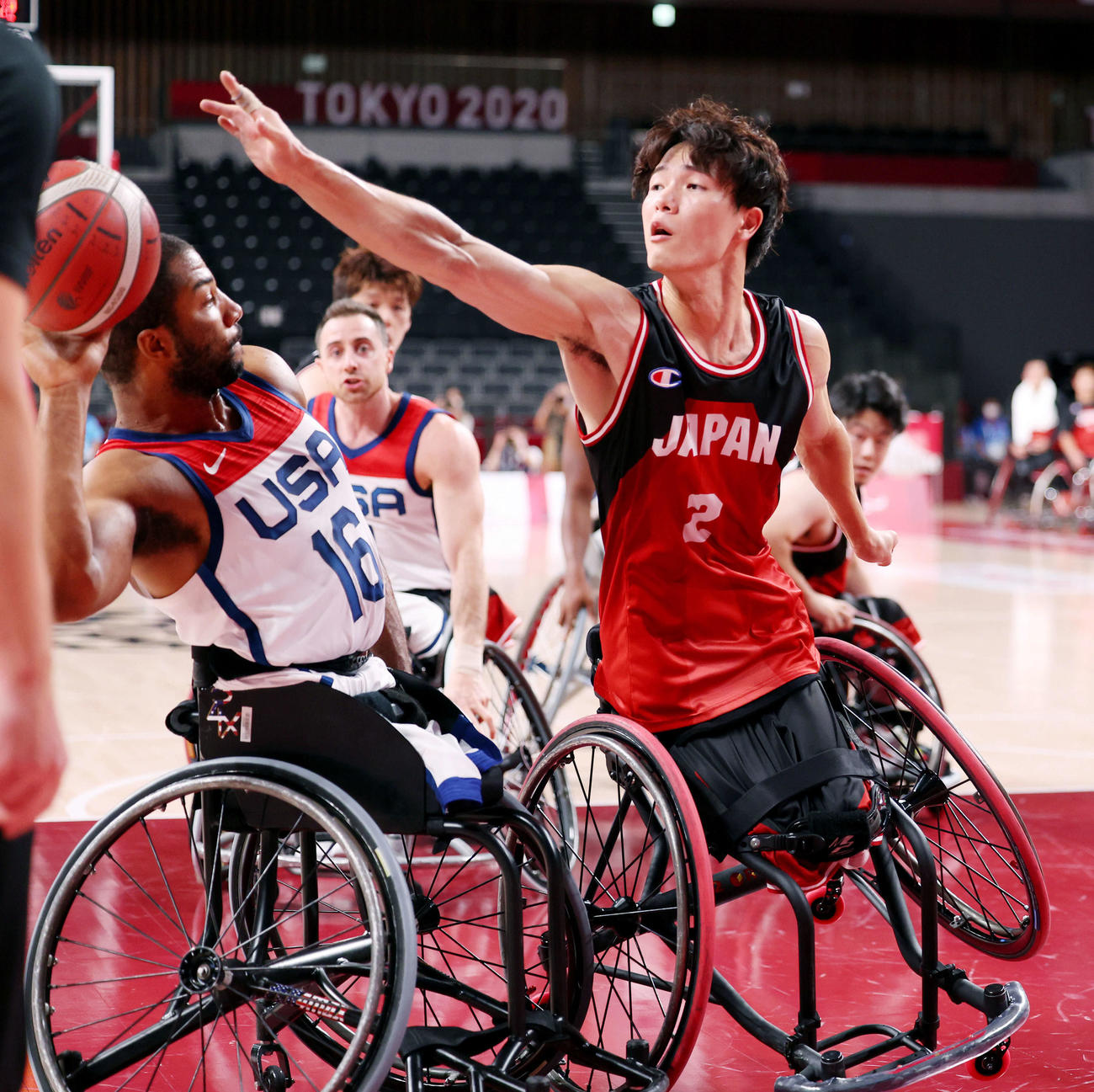 男子決勝　日本対米国　第2Q、ボールを奪いにかかる鳥海（右）（撮影・河田真司）