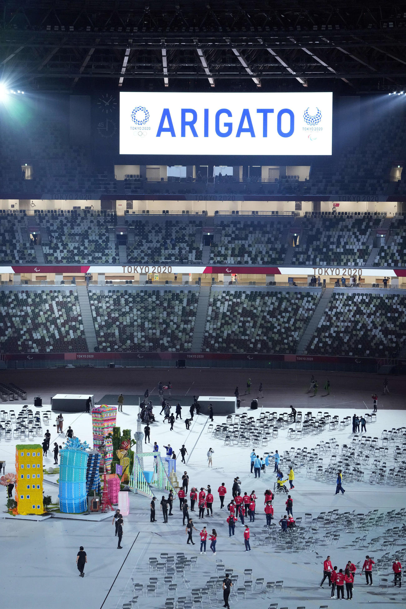 パラリンピックが閉会し「ARIGATO」と表示される（撮影・滝沢徹郎）