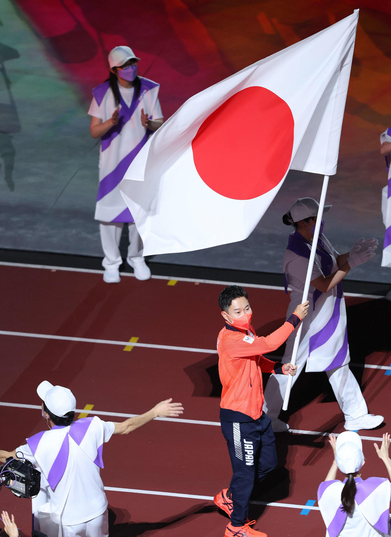 日の丸を手に入場する岩渕（撮影・河田真司）