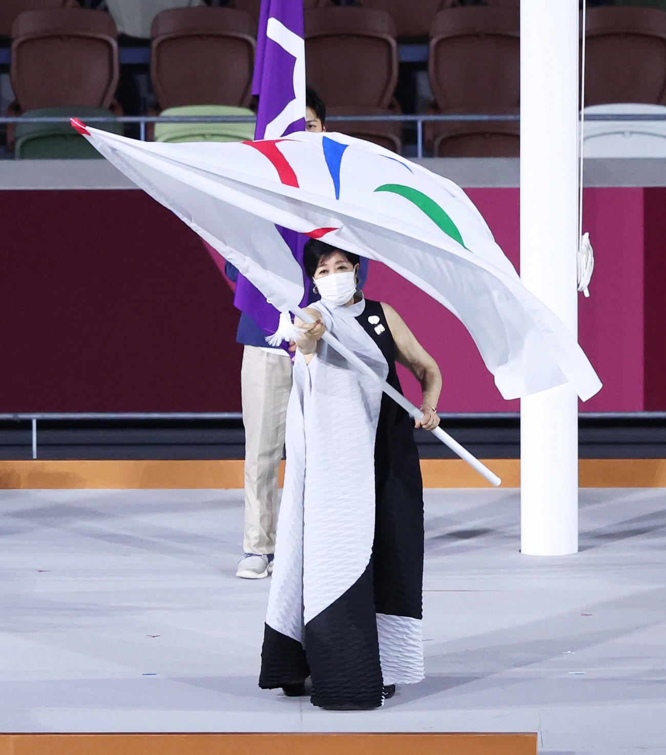 パラリンピック旗を振る小池都知事（撮影・河田真司）
