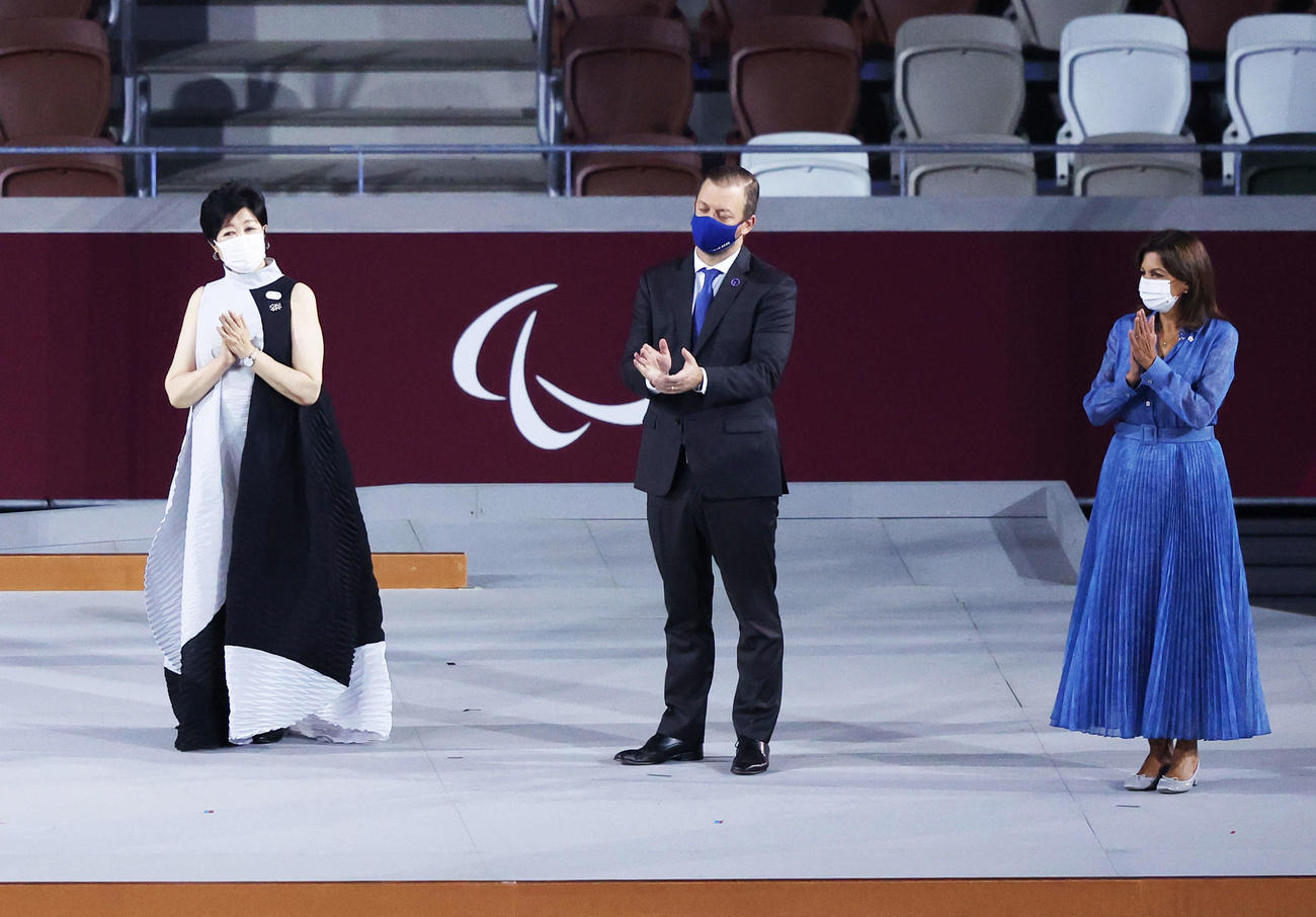 パラリンピック旗授受でステージに上がる、左から小池都知事、パーソンズIPC会長、アンヌ・イダルゴパリ市長（撮影・河田真司）