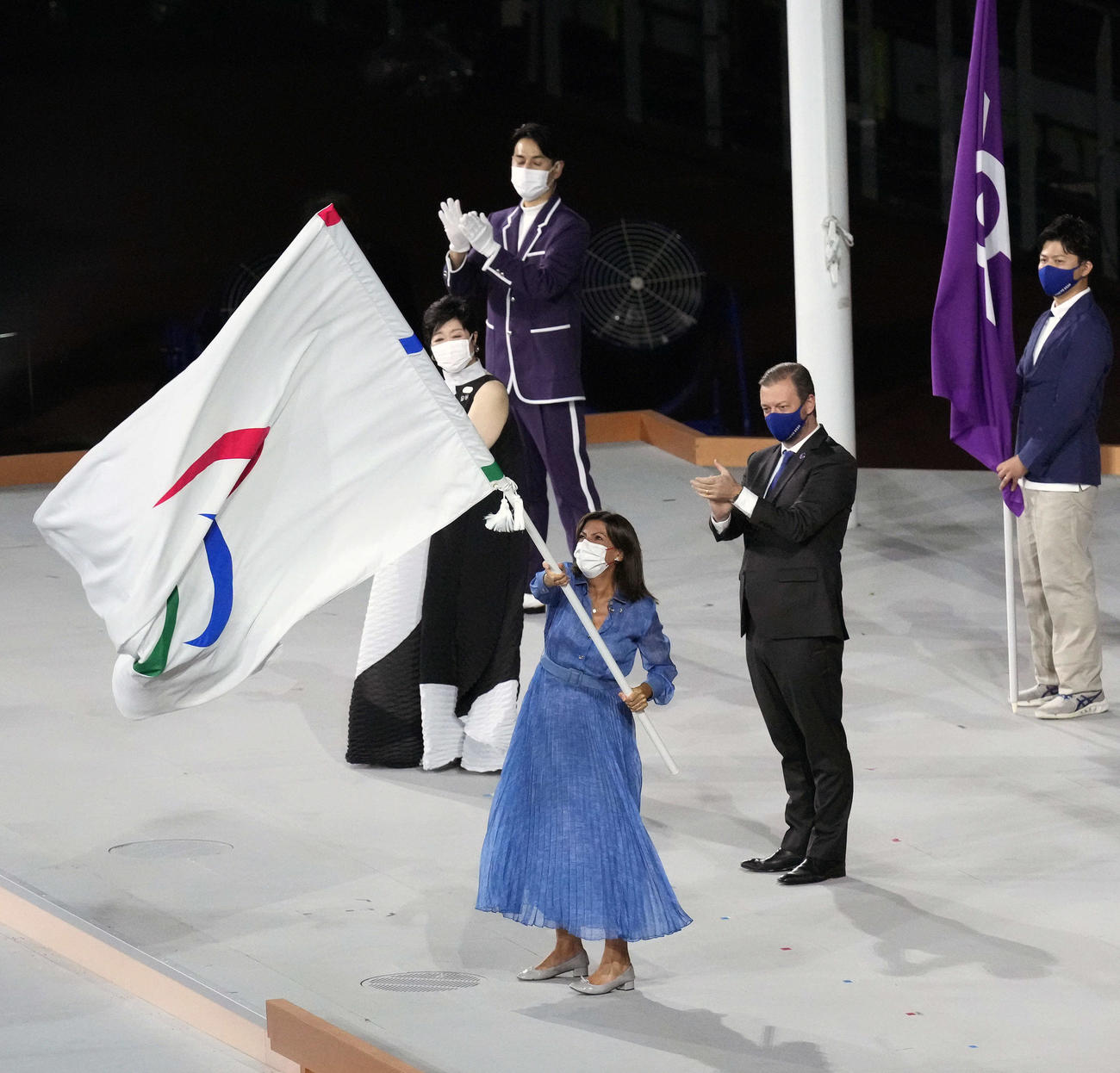 閉会式でパラリンピックの旗を振るパリのイダルゴ市長（手前）。左は小池百合子都知事（撮影・滝沢徹郎）