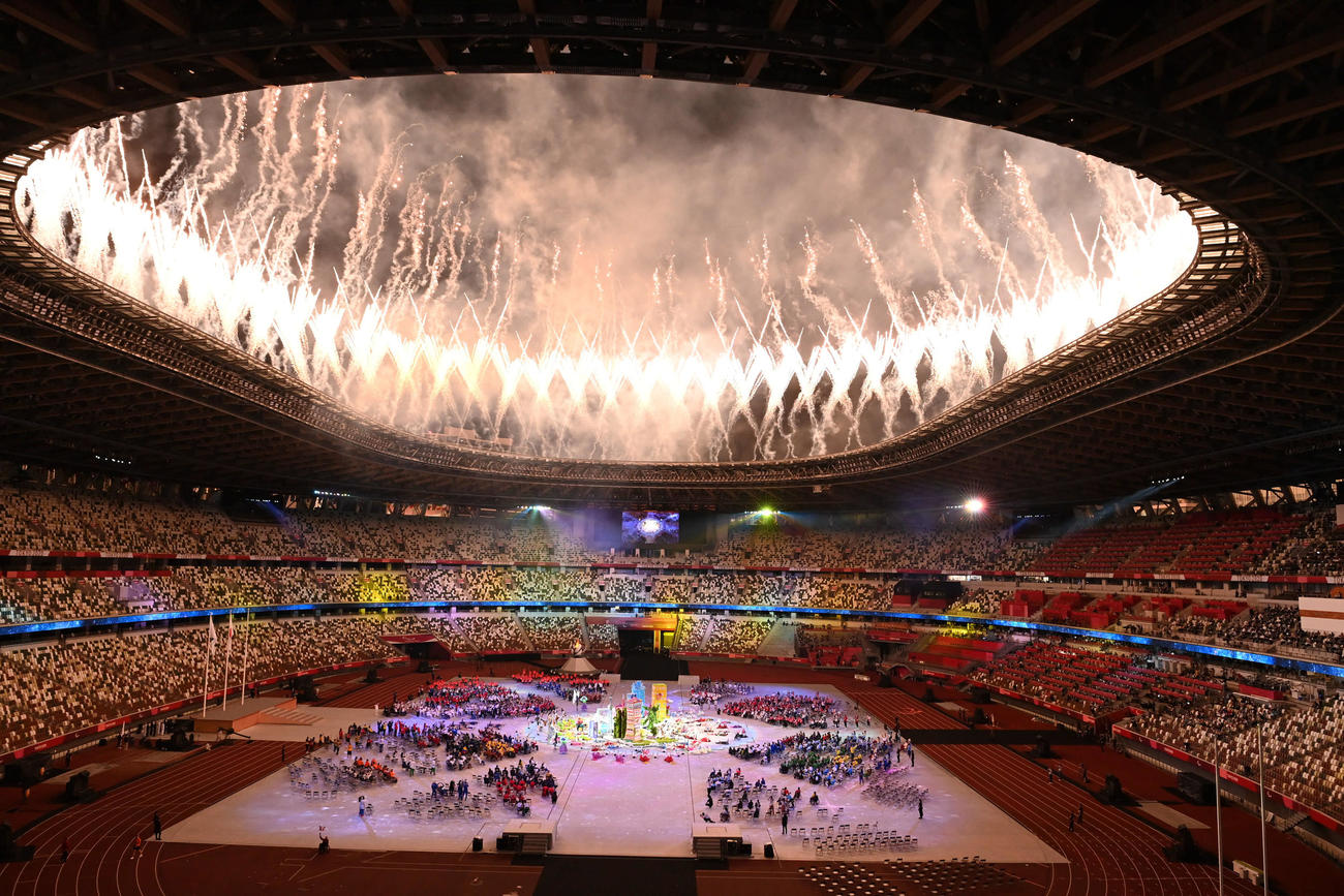 閉会式でフィナーレの花火が打ち上げられた（撮影・山崎安昭）
