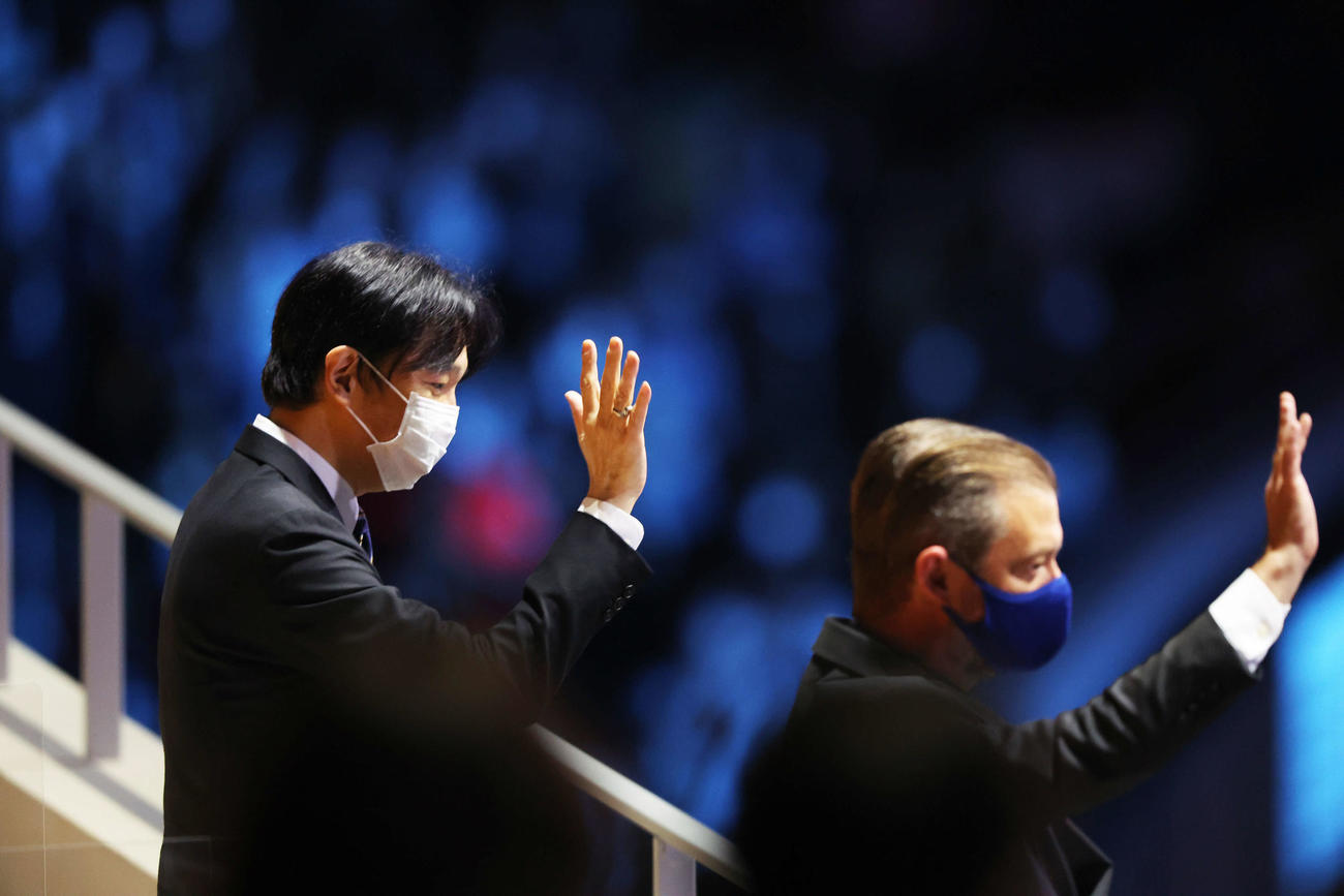 閉会式に出席する秋篠宮さま（左）とパーソンズIPC会長（撮影・河田真司）