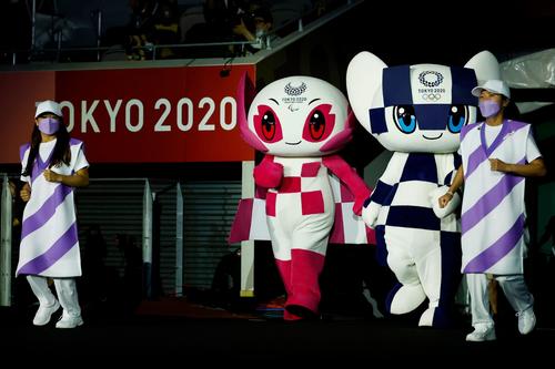 パラリンピック閉会式に登場したソメイティ（左）とミライトワ（ロイター）