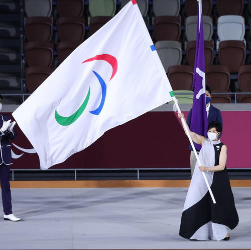 パラ閉会式に小池百合子都知事が イッセイ ミヤケ のドレス 五輪は和服 東京パラリンピック写真ニュース 日刊スポーツ