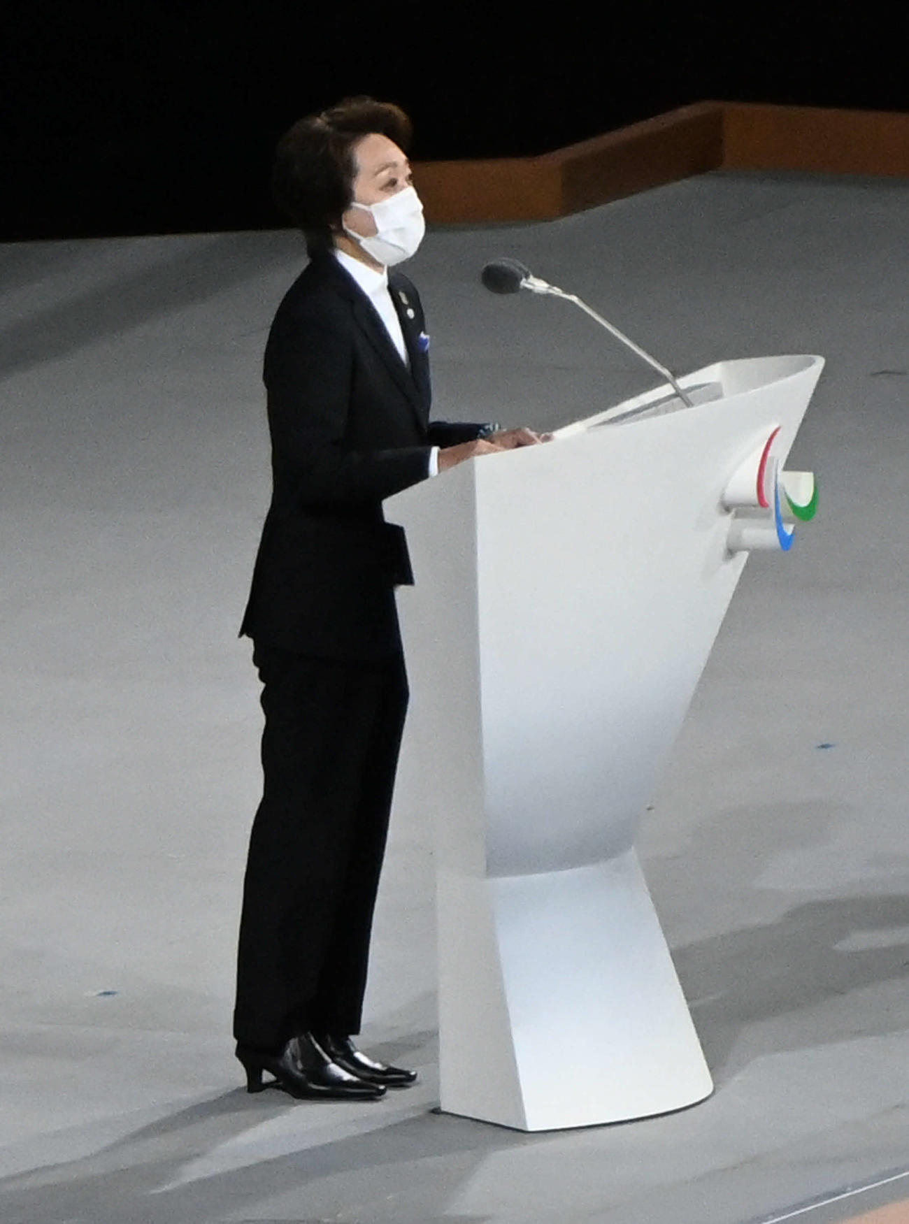 閉会式であいさつする東京五輪・パラリンピック組織委員会の橋本会長（撮影・山崎安昭）