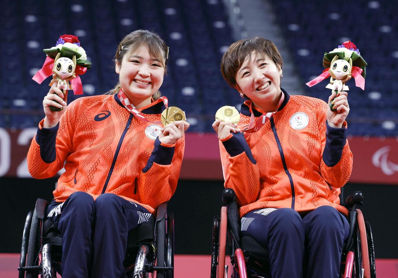 バドミントン女子ダブルスで金メダルを獲得した里見（左）、山崎組（共同）