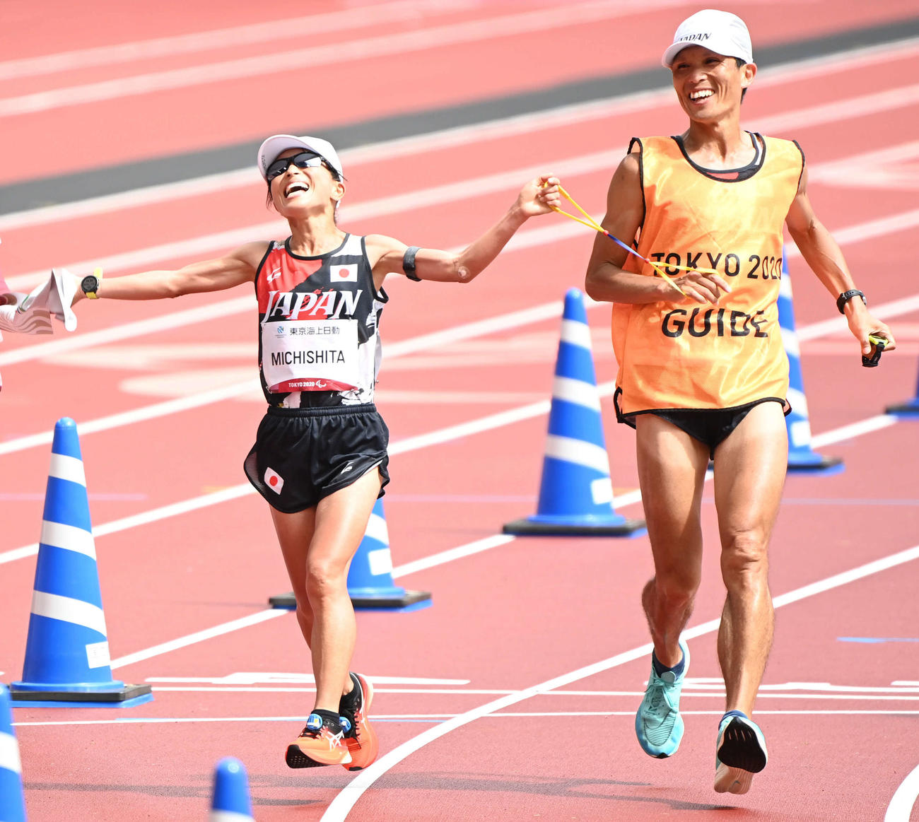 女子マラソン（視覚障害T12）　金メダル獲得の道下は伴走者の志田宗と笑顔を見せる（撮影・山崎安昭）