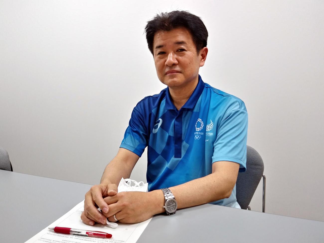 インタビューに応じた組織委の中村英正大会開催統括（撮影・三須一紀）