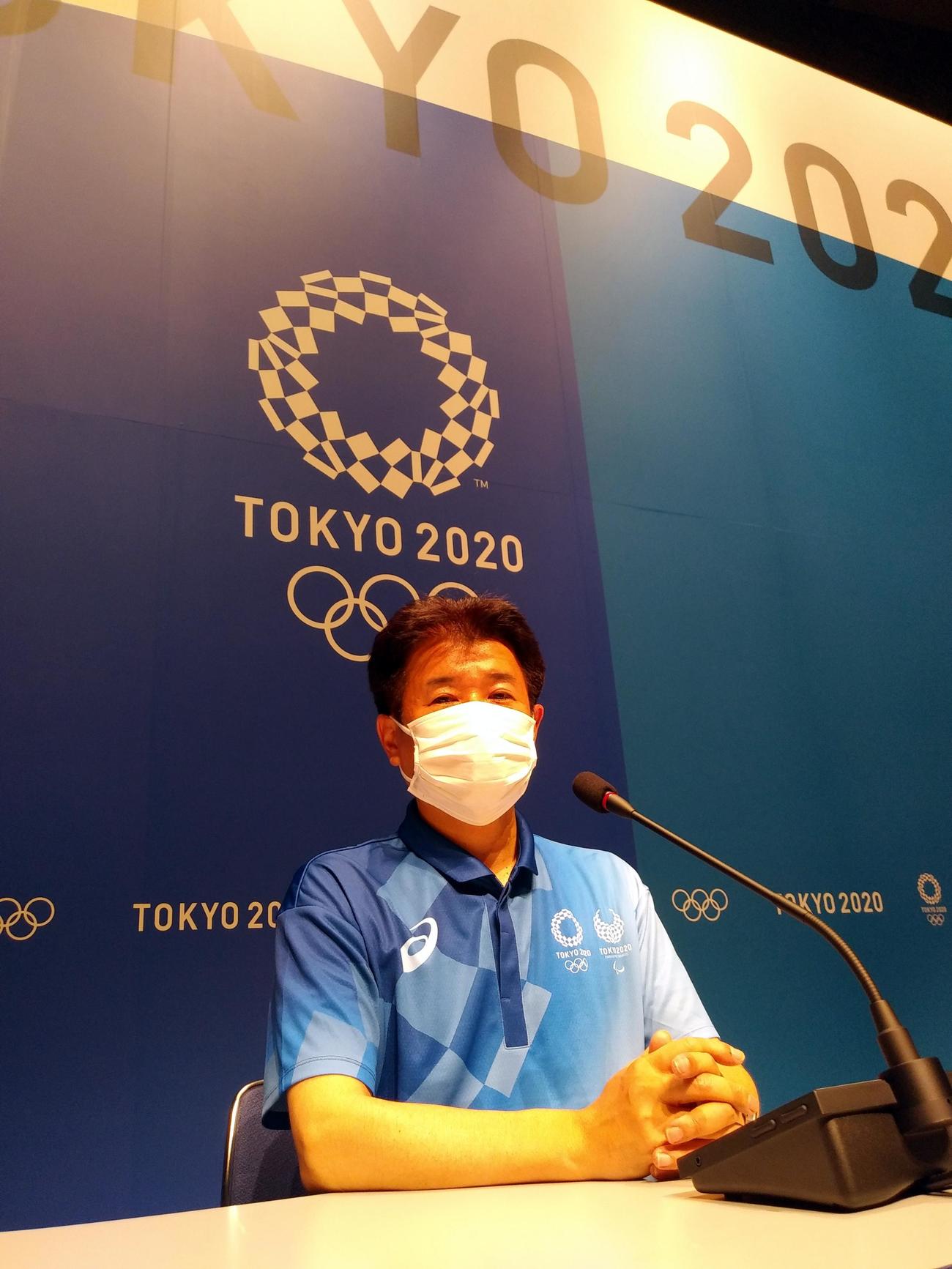インタビューに応じる組織委の中村英正大会開催統括（撮影・三須一紀）