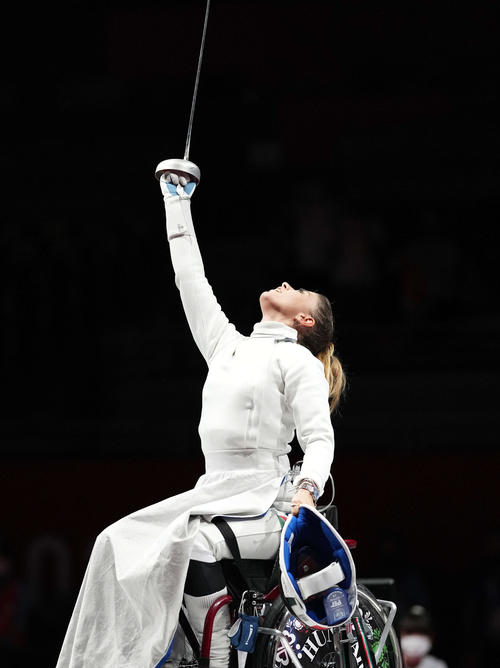 車いすフェンシング女子エペ個人（障害A）決勝　金メダルを決たマリラ・ベレシュは剣を天に向ける（撮影・滝沢徹郎）