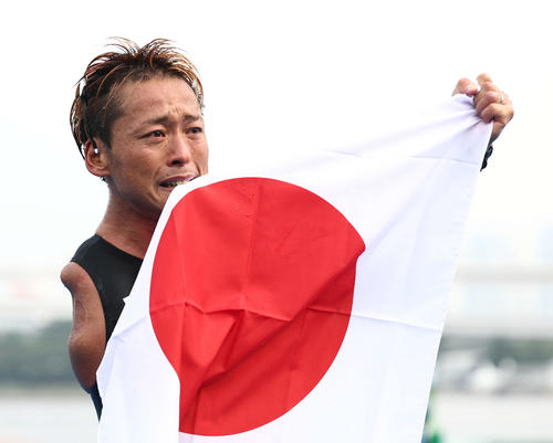 銀メダルを決め、手と口で日の丸を広げて目を潤ませる宇田（撮影・河田真司）