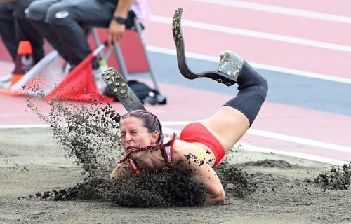 女子走り幅跳び（義足・機能障害T64）で着地で砂場に飛び込むサラ・アンドレスバリオ（撮影・滝沢徹郎）