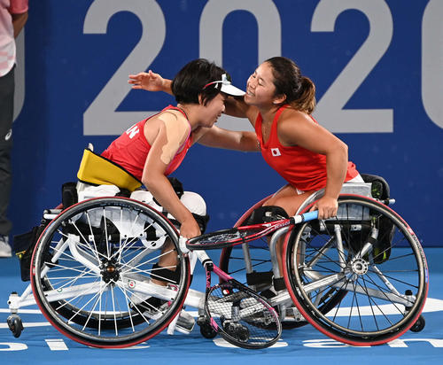 女子ダブルス3位決定戦　勝利した上地（右）と大谷は歓喜のハグ（撮影・山崎安昭）