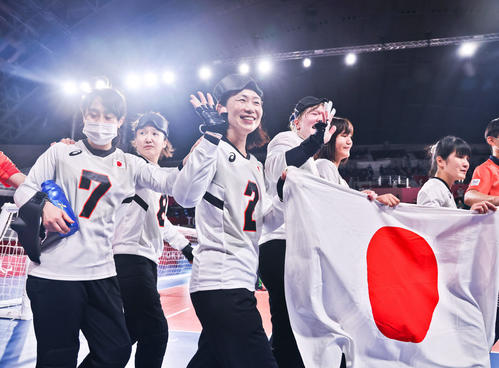 ゴールボール女子3位決定戦　銅メダルを決め、日の丸を手に笑顔で手を振る浦田（中央）ら女子日本代表選手たち（撮影・河田真司）