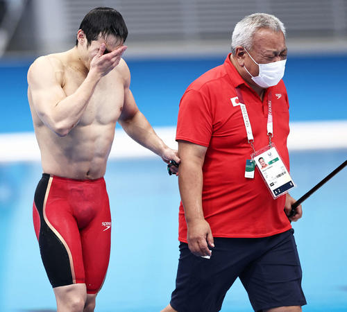 男子100メートルバタフライ決勝　金メダルを決め、涙を拭う木村（左）とタッパーの寺西コーチ（撮影・河田真司）