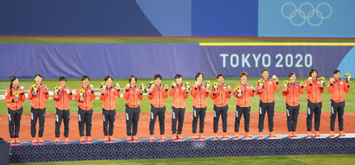 日本対米国　優勝したソフトボール日本代表は金メダルを手に笑顔（撮影・鈴木みどり）