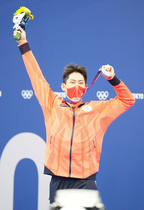 男子200メートルバタフライ決勝　銀メダルを手に笑顔の本多（撮影・鈴木みどり）