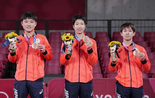 卓球男子団体の表彰式で、獲得した銅メダルを手にする、左から張本、水谷、丹羽