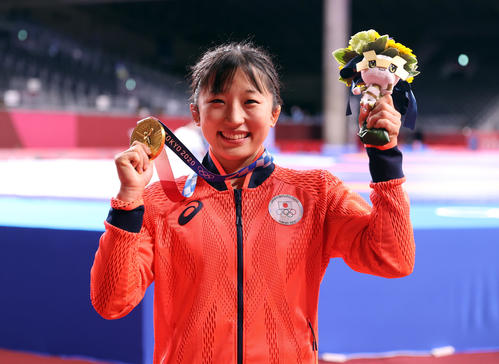 女子フリースタイル50キロ級決勝　表彰式後、金メダルを手に笑顔を見せる須崎（撮影・パオロ　ヌッチ）