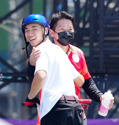 男子パーク決勝の2回目を終え、父の辰司さん（右）から迎えられる中村（撮影・江口和貴）