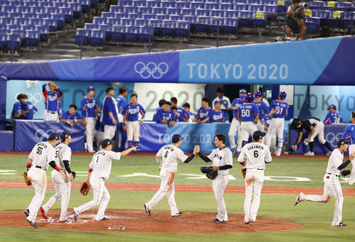 日本対韓国　韓国を下し決勝進出を決めたナインは喜び合う（撮影・河野匠）