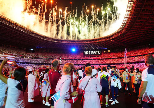 東京五輪閉会式のフィナーレで掲示板に「ARIGATO」と表示された（撮影・江口和貴）
