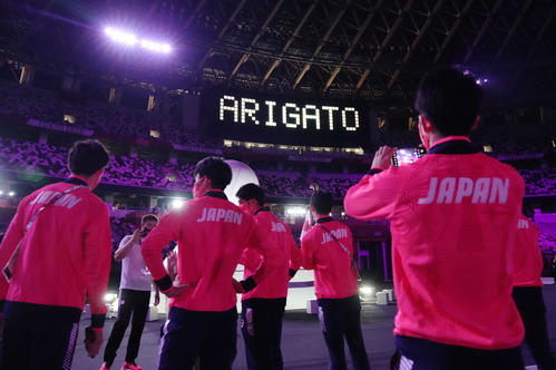 東京五輪閉会式で電光掲示板に映し出された「ARIGATO」の文字（撮影・菅敏）