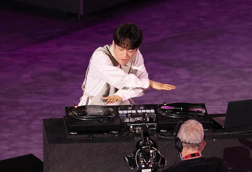 ソロプレイを披露するDJ松永（撮影・河野匠）