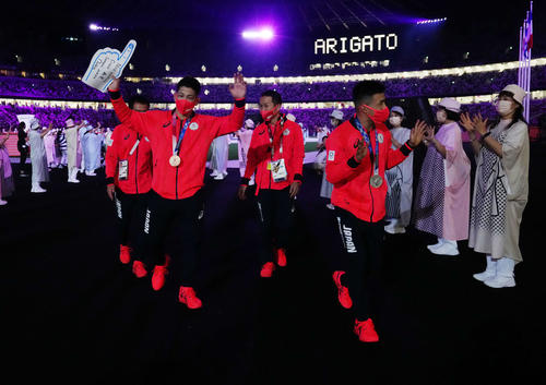 東京五輪閉会式を終え引き揚げるレスリングの文田（右）と屋比久（左）ら（撮影・江口和貴）