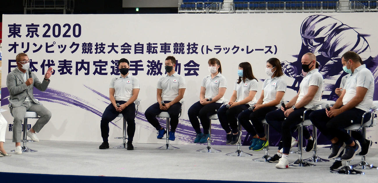 新田（左から2人目）ら自転車トラック種目の東京五輪代表内定選手は、激励会で意気込みを語る