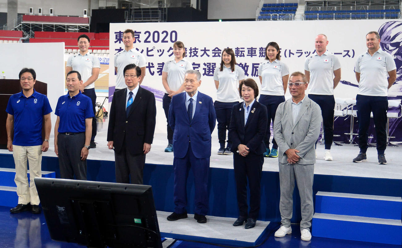 記念撮影に納まる選手（後列）と川勝静岡県知事（前列左から3人目）、東京五輪・パラリンピック組織委員会の森会長（同4人目）、橋本五輪相（同5人目）
