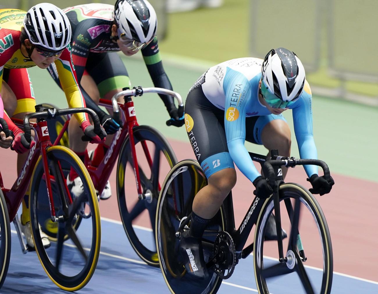 女子エリミネーションで優勝した梶原悠未（右）（共同）