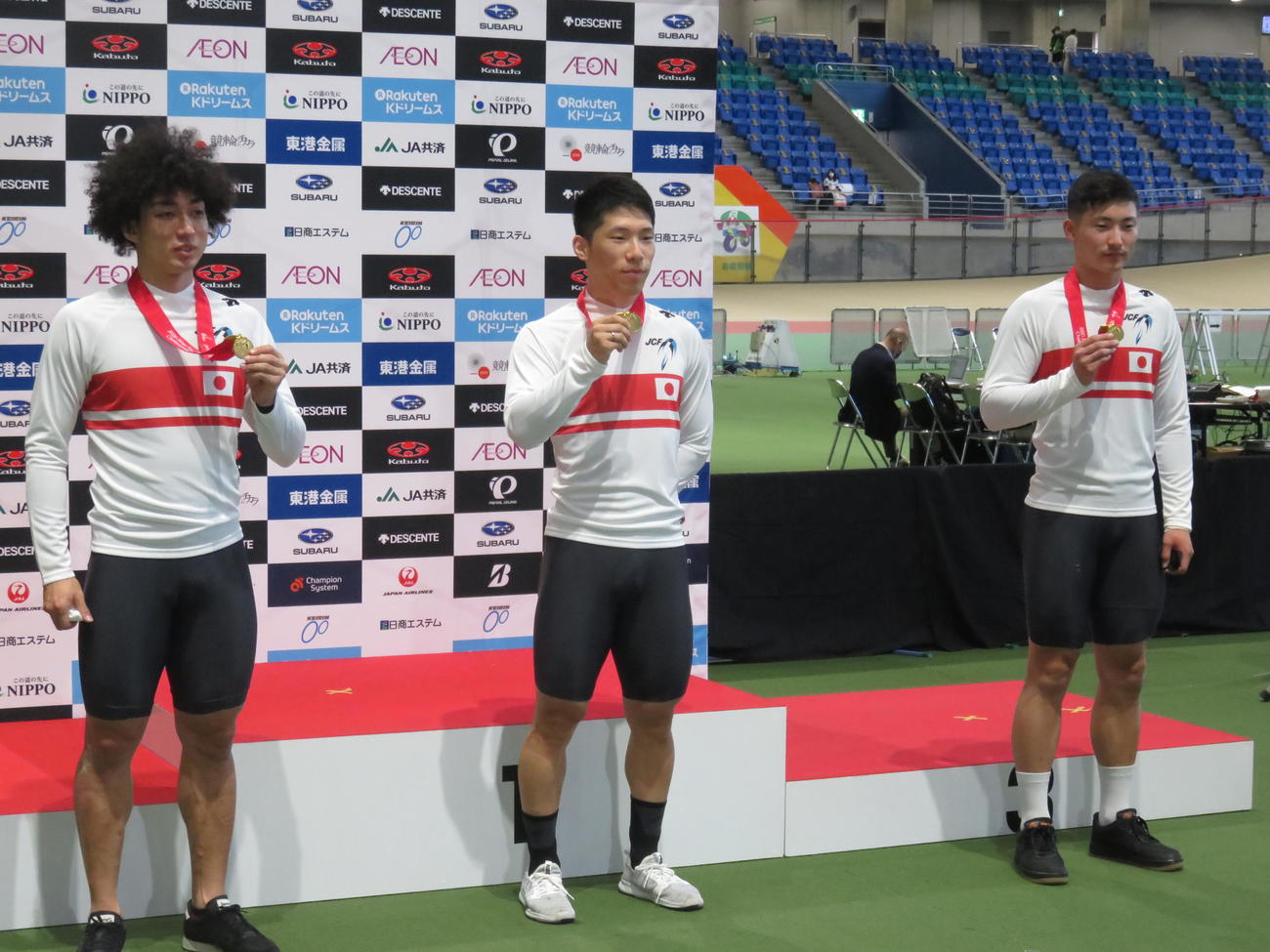 男子チームスプリントで優勝した、左から山崎賢人、寺崎浩平、荒川仁（撮影・山本幸史）