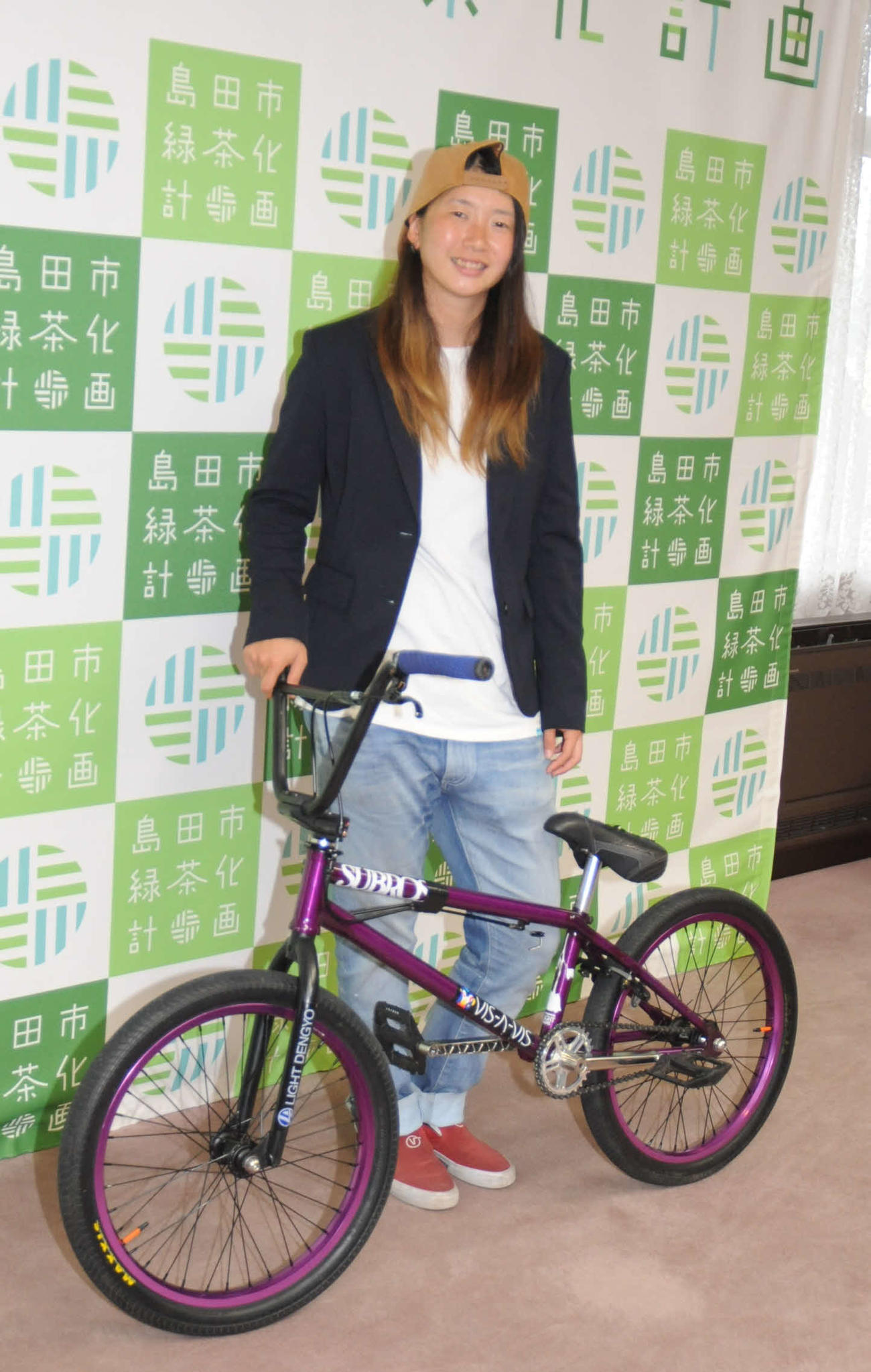 競技自転車に手を添える大池