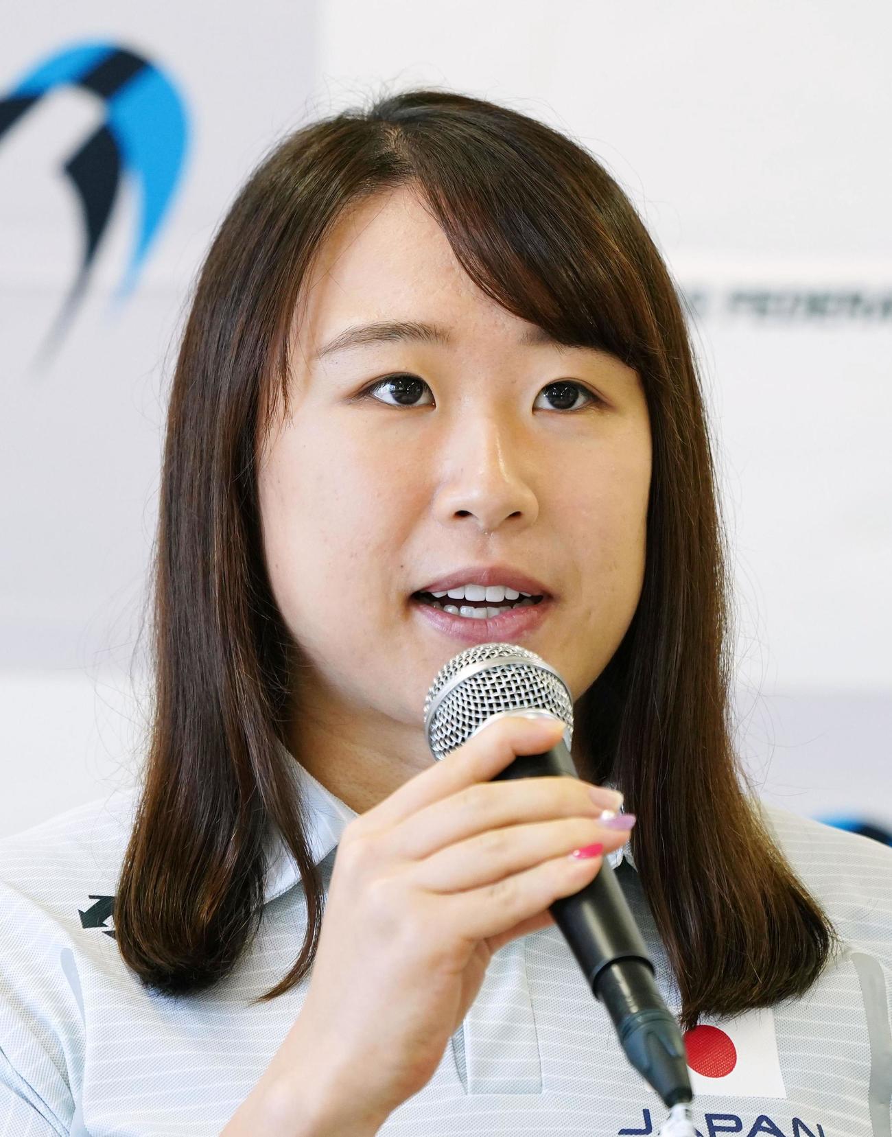 記者会見する自転車トラック種目の梶原悠未（共同）
