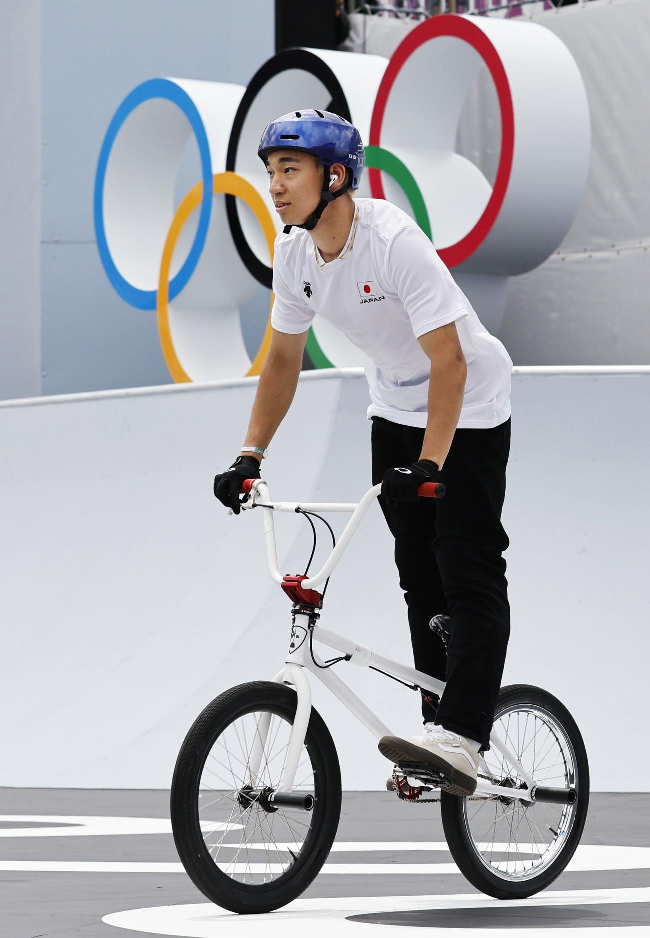 男子BMXフリースタイル・パーク　シーディングランを前に練習走行する中村輪夢（共同）