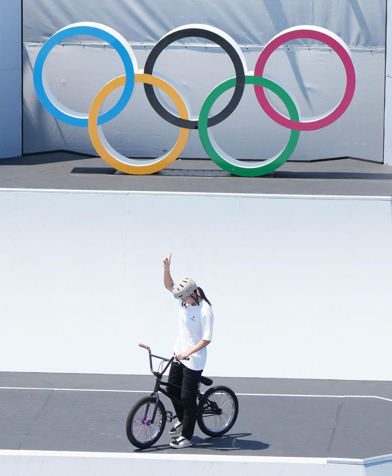 自転車・BMXフリースタイル・パーク決勝の演技を終え、指を突き上げる大池
