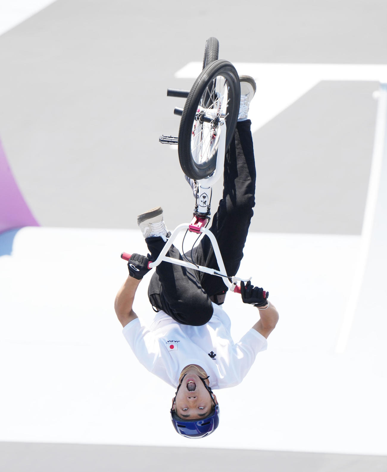 自転車・BMXフリースタイル・パーク男子決勝で2本目の演技をする中村