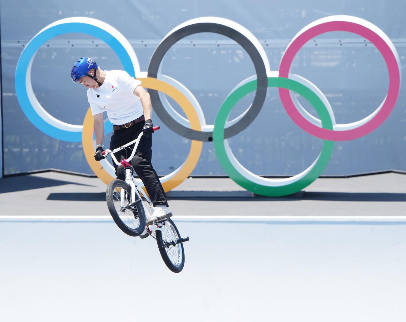 自転車・BMXフリースタイル・パーク男子決勝で演技をする中村