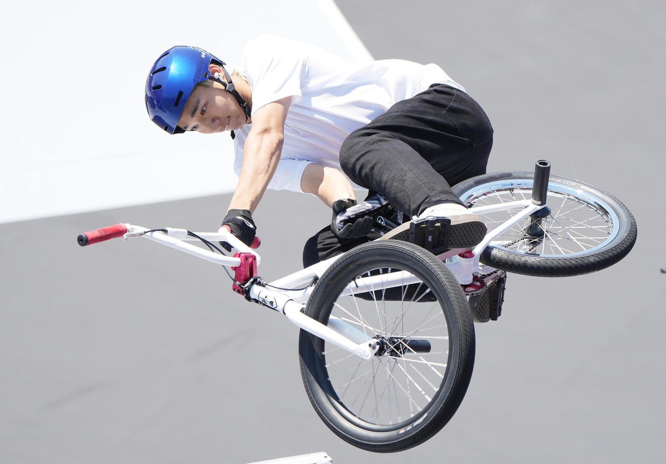 自転車・BMXフリースタイル・パーク男子決勝で2本目の演技をする中村