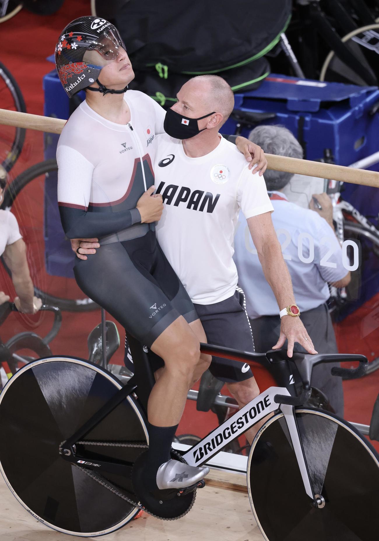 自転車トラック　男子スプリント予選レース開始前、胸に手を当て深呼吸する脇本