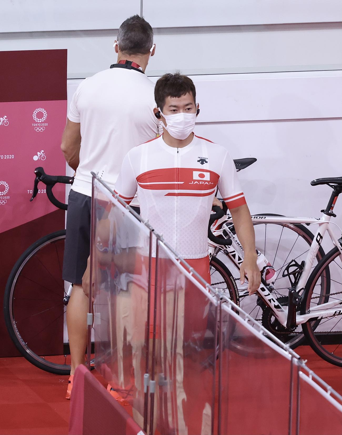 自転車トラック　男子スプリント予選レース前、ローラ台に向かう脇本