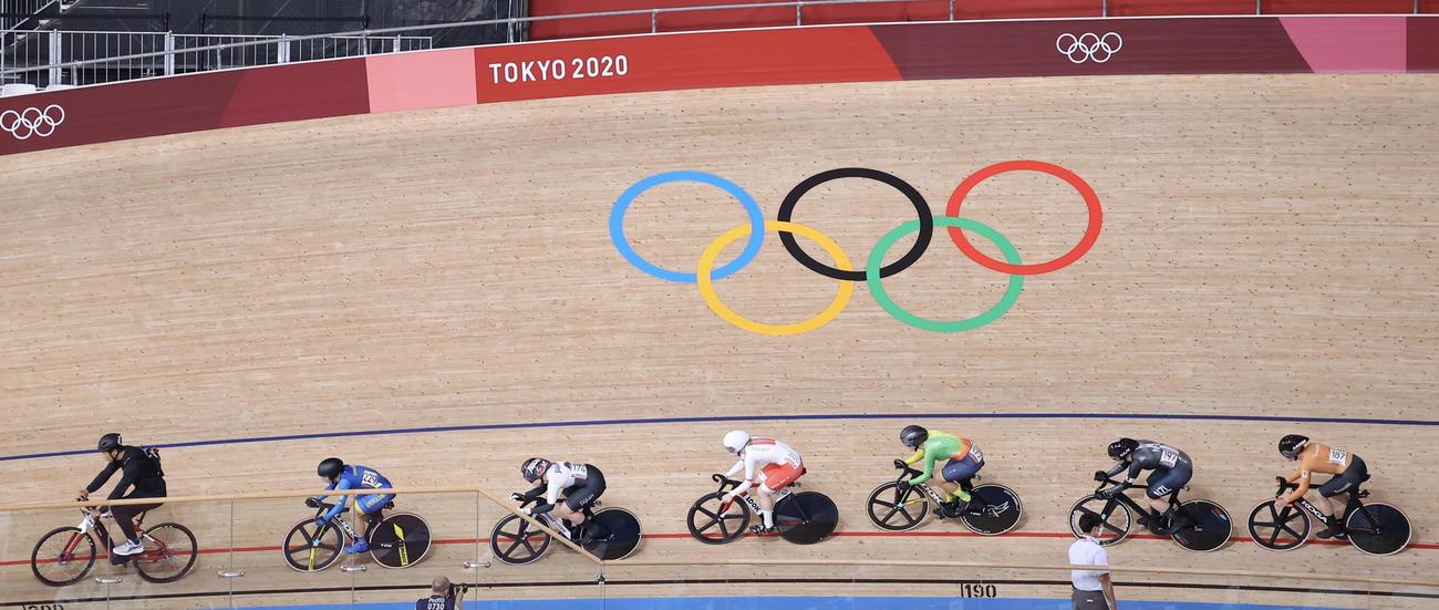 自転車トラック　女子ケイリン1回戦4組　2番手の位置を走る小林（左から3人目）