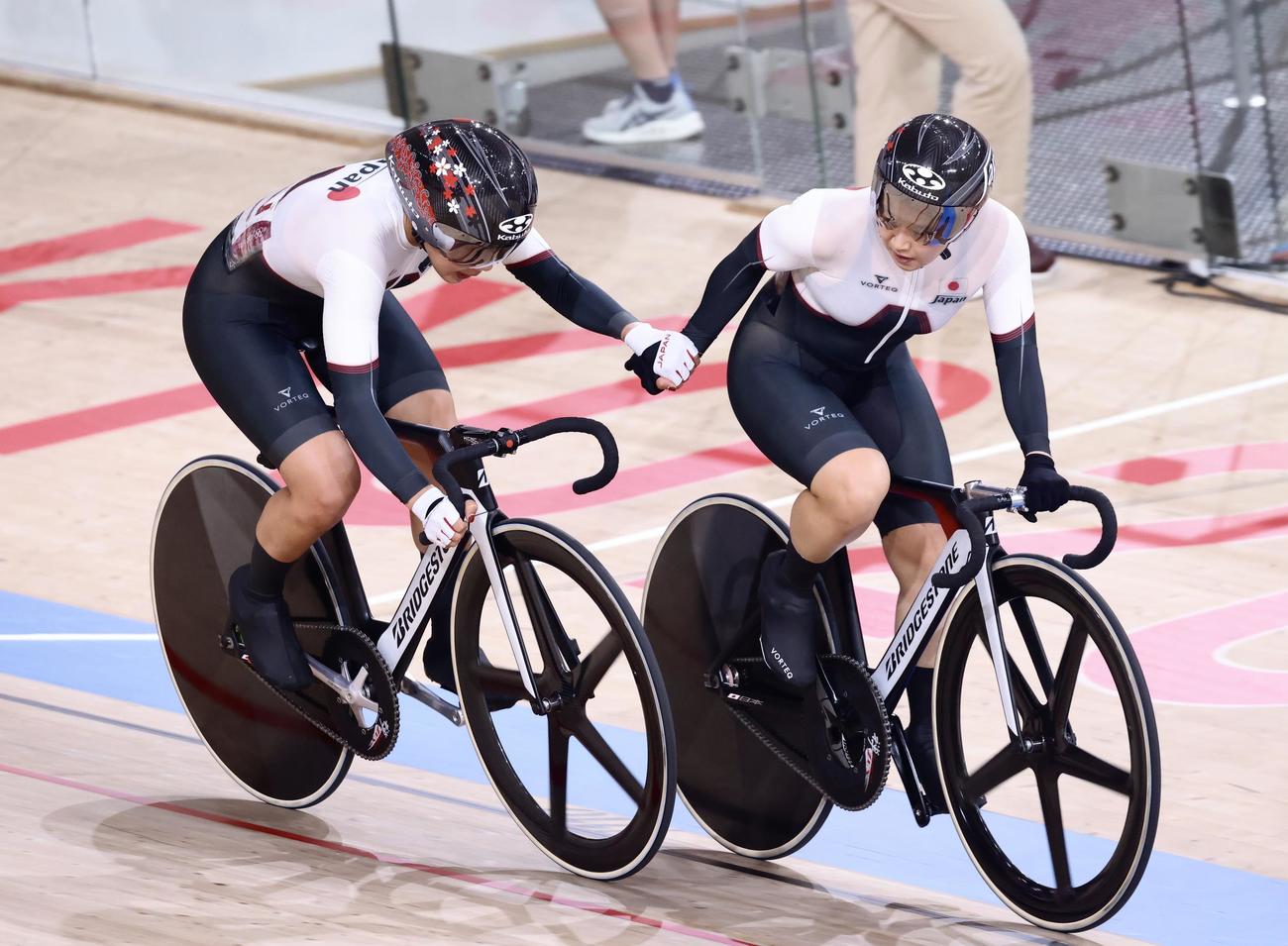 自転車トラック　女子マディソン　周回する中村（左）と梶原