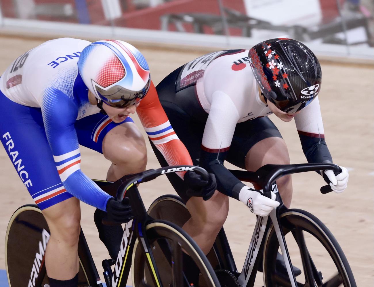 自転車トラック　女子スプリント2回戦4組　フランスのグロ（左）と競り合う小林