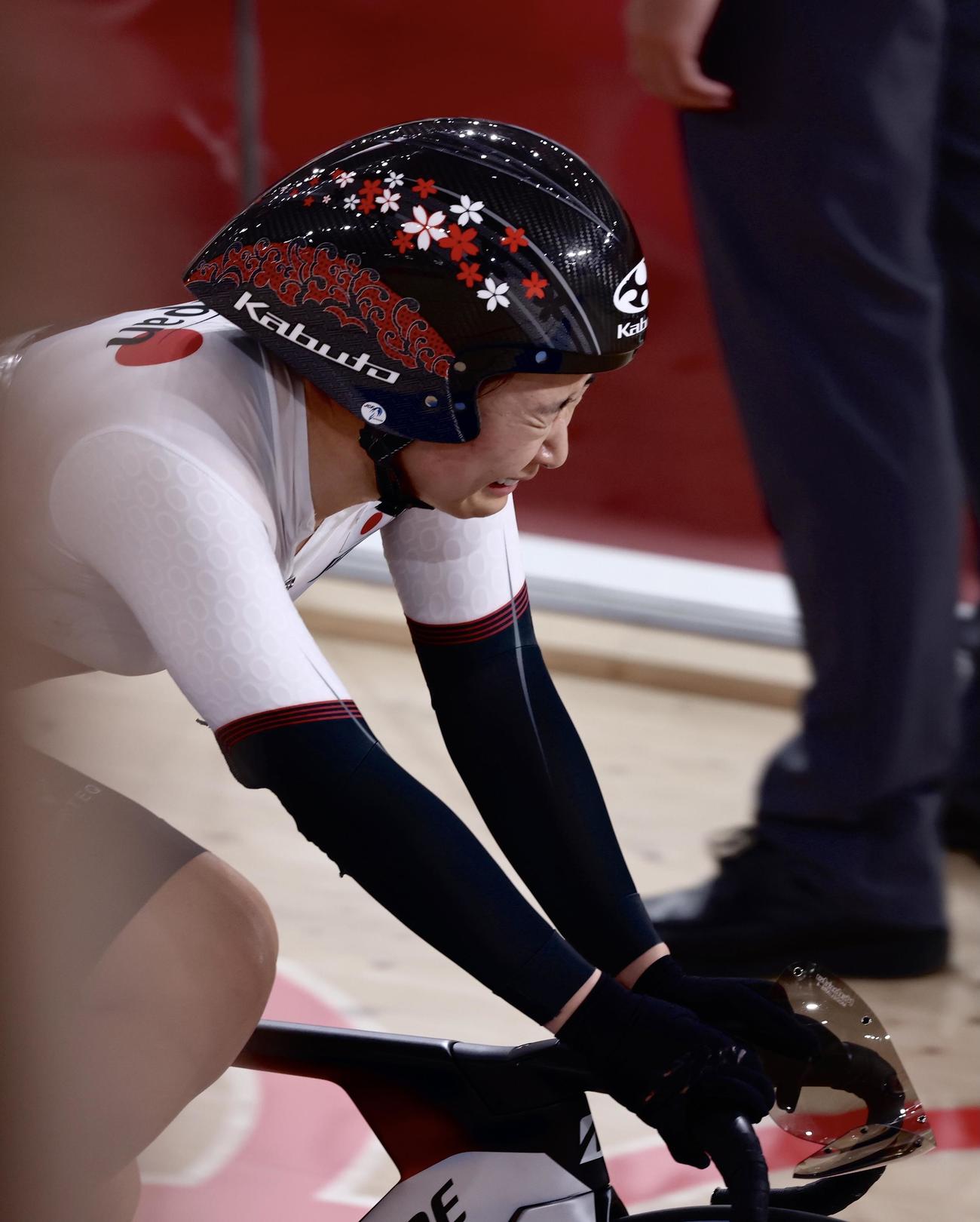 自転車トラック女子オムニアム　ポイントレース 銀メダルを決め、目に涙を浮かべる梶原悠未（撮影・河田真司）