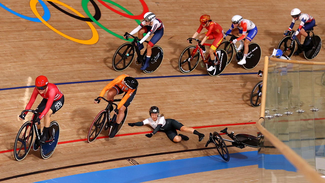 自転車トラック女子オムニアム　ポイントレースで転倒した梶原悠未（ロイター）