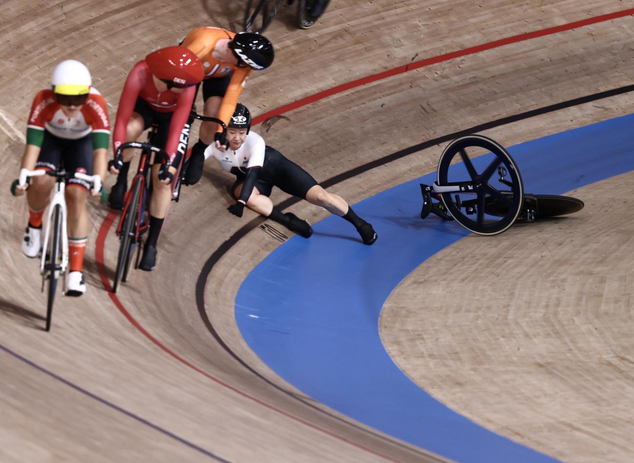 自転車トラック女子オムニアムのポイントレースで、オランダのキルステン・ウィルト（左から3人目）と接触し落車する梶原